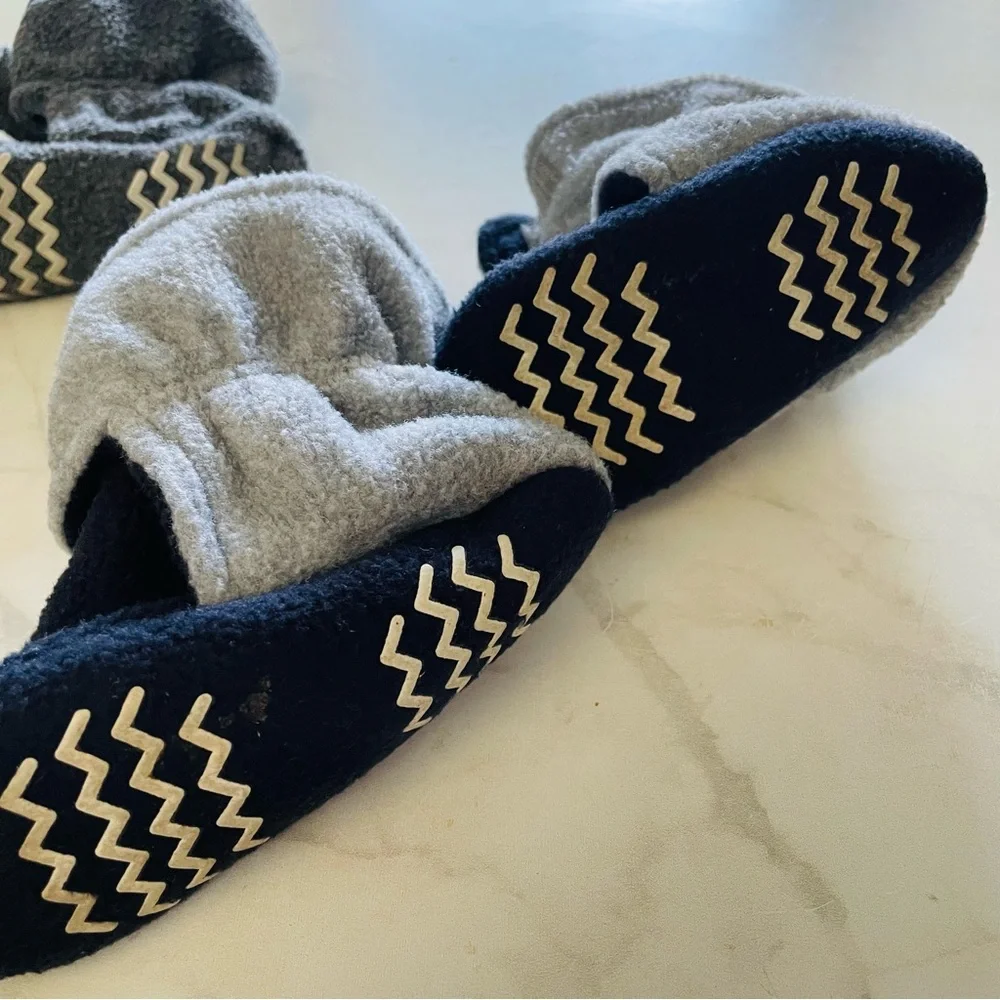 🎁 Set of Two 0-6 Months Cozy Gray and Black Baby Booties Velcro Closure